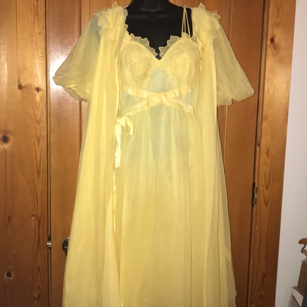 1960's Mid Century Vintage Laros Lingerie Butter Yellow Nightgown & Robe Flower
